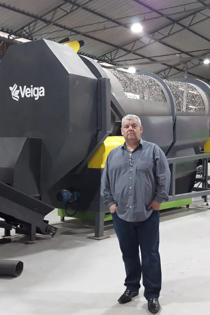 Mauro Veiga, fundador da Veiga Sul, diante de um equipamento de usina de RSU